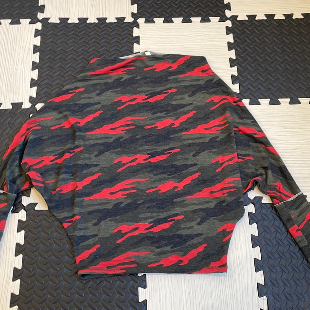 Camo knit shirt by Elan size s